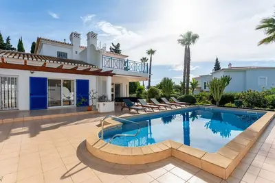 Image de Bright 3 Bdr Duplex House With Pool by LovelyStay