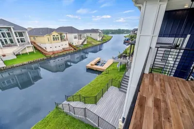 Image de Summer Vibes Only! Brand-new, Luxurious lakefront 4-Br home on quiet canal