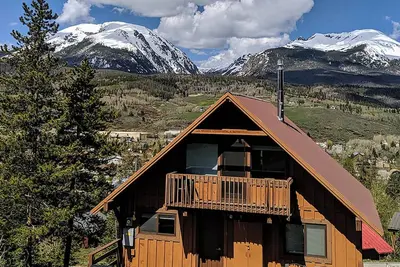 Image de Truly adventurous? Cozy cabin vibes with town & trails just minutes away!