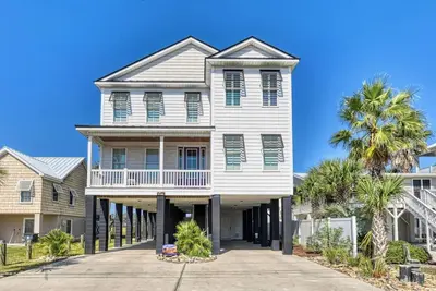 Image de Seven Bedroom Channel Front Home with a Private Pool