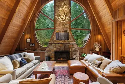 Image de A unique custom home, large chef's kitchen nestled on 3 private acres.