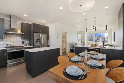 Image de Mountain View Home w/ King Beds & Rooftop Deck