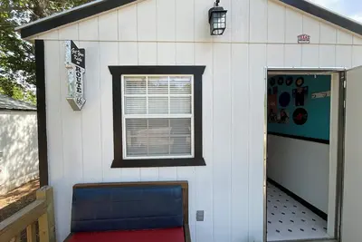 Image de Cozy cabin in soothing Thackerville with Ac, WiFi 1 mile and 1\/4 from Winn Star.