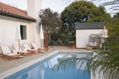 Image de Walk to downtown! Relaxing oasis in Solvang with pool, spa, and fitness room.