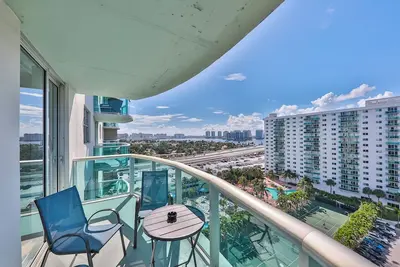 Image de Three bedroom condo across the street from beach