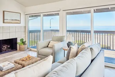 Image de Blue Horizon, Watch the sunset from this 3-bedroom Carlsbad condo