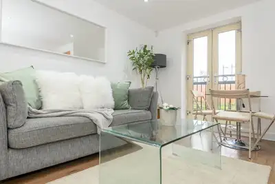 Central Leeds Duplex with Fantastic Canal Views