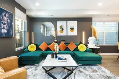 Image de DenverStays: Luxurious 3bd, 10 Min to Downtown! Deck+Garage+Ev Plug! Video Tour!