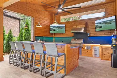Image de Luxury Lakefront retreat. Privacy gate, pool and outdoor kitchen