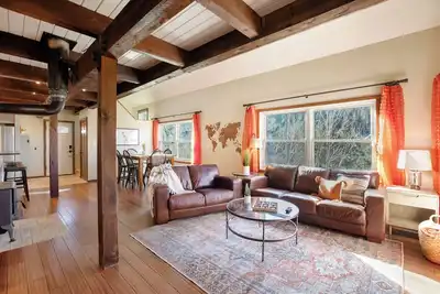 Image de New! Cozy 3-bedrm, Secluded, Stylish Treehouse!