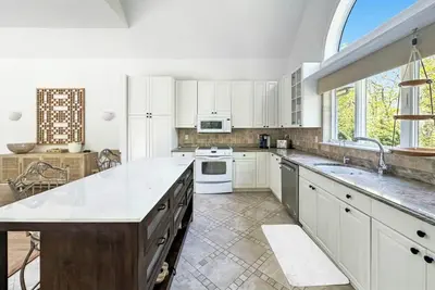 Image de Spacious 5-bedroom house with Pool, Sauna. Large Yard and 5mins to beach,