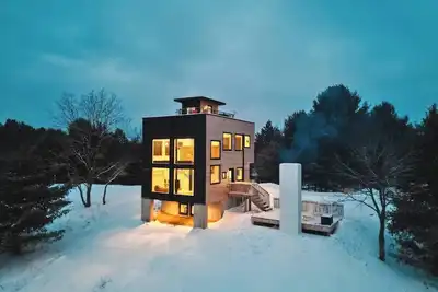 Image de Brand New: Modern lakeside loft; incredible views with roof-top deck and sauna