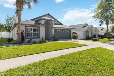 Image de Spacious 5-bedroom 4 bath Pool home near Disney.