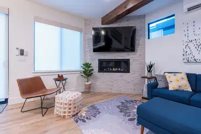 Image de Stylish home located on Centennial Trail, walking distance to shops, river, etc
