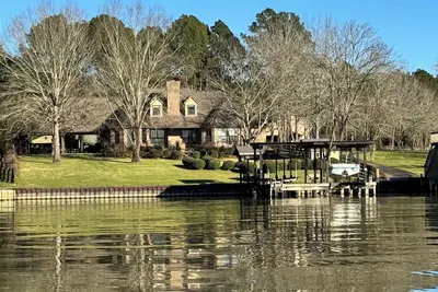 Image de New 6-Acre Lake Escape with dock