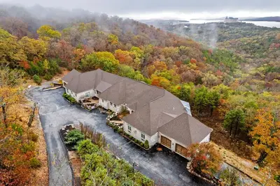 Image de Lakeview Townhouse Escape w/ Billiards, Air Hockey, Private Hot Tub, Basketball, Garage & Free Tix