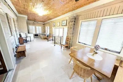 Image de Retreat by the Bay Sleeps 10!