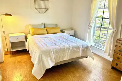 Image de Cozy and peaceful home tucked into a quiet neighborhood in a preserve.