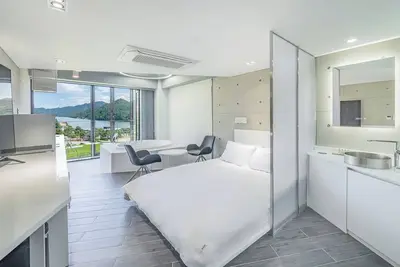 Image de Suburban accommodation with a fantastic river view and spa
