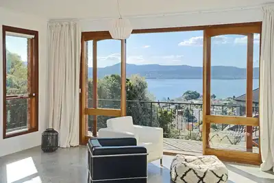 Image de Sandy Bay Salt | Water views