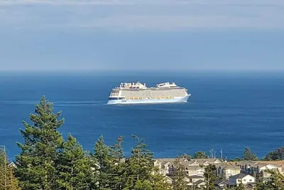Image de Stunning ocean view 1 bedroom private entry suite w/Full Kitchen and Ac