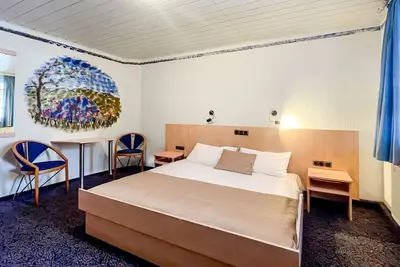 Image de Comfortable and versatile room-perfect for relaxation, work and exchange
