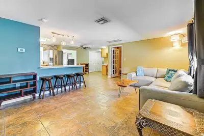 Image de Coastal Retreat: 10 Mins to the Beach, Outdoor Shower, Firepit, Rv/Boat Parking!