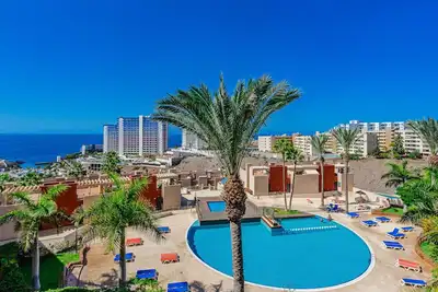 Image de Vista oceano y piscinas Paraiso by Interhome