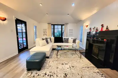 Image de Chic 3-bedroom apartment near Carthay and 10 minutes to Rodeo Drive. A+ location