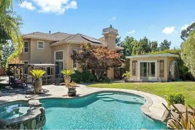 Image de Ultra-Luxurious 4br 3ba bungalow with Pool, Jacuzzi, Ac, Wifi in Walnut Creek\n\n