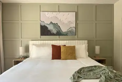 Image de Chic &Cozy House, Outdoor Patio with golf put, king & queen beds & travel crib