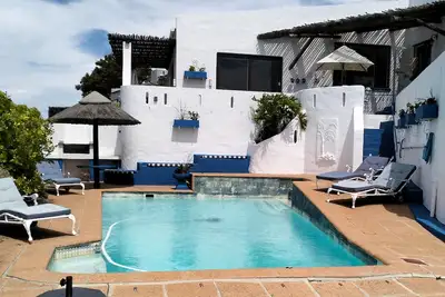 Image de Rocky Beach Self Catering Home Simon's Town. Panoramic sea views of False Bay.