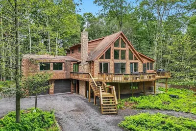 Image de Modern Mountain Chalet in Big Bass Lake | Hot tub