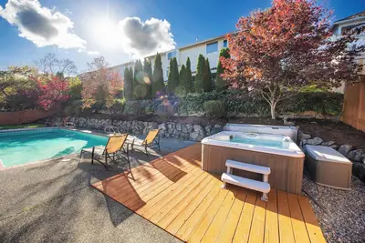 Image de Stylish 4br retreat with pool & year-round hot tub!