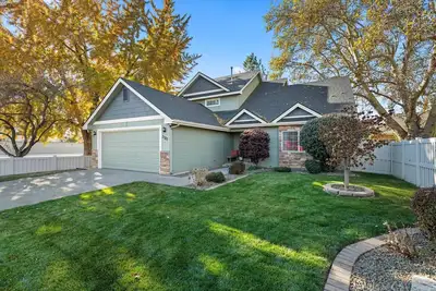 Image de Spacious Getaway, Perfect for Groups, Fire pit, Bbq, 70\" Tv, near The Village, TopGolf, Parks