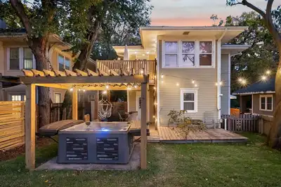 Image de Hottub, Pool Table, Basketball, Firepit, Sleeps 8