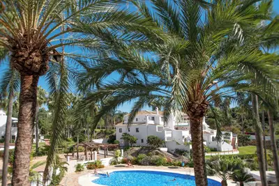 Image de Njut av havsutsikt, tropisk grönska och  gångavstånd till havet och Nerja stad.