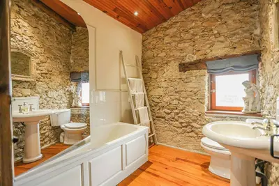 Image de La Bastide - Grange, magnifique maison de pierre à la campagne avec piscine.