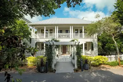 Image de Stunning 5br 4. 5 Ba Home Steps to E Beach Bhi and Shoals Clubs  Pet Friendly