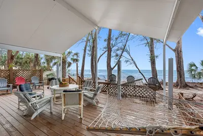 Image de Coastal Escape in Indian Rocks | Breathtaking Waterfront Views from the Deck