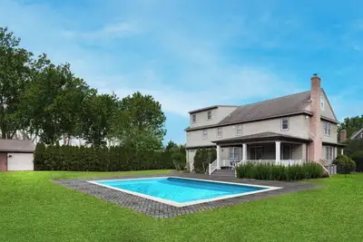 Image de Your Luxurious And Spacious Hamptons Dream House Waiting For You!