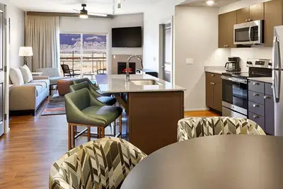 Deluxe condo, resort & location!