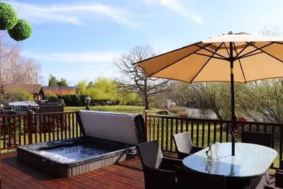 Image de Cosy home from home Wooden lodge with large hottub overlooking a fishing lake