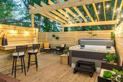 Image de Hot Tub Fire Pit Oasis | 3mi to Downtown