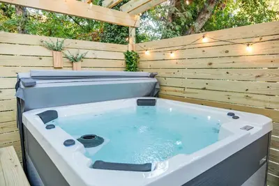 Image de 3mi to Dwtn | Hot Tub & Fire Pit