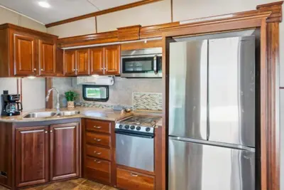 Image de Cozy river front Rv with WiFi and Ac in lovely Savannah, Tn.