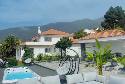 Image de Villa with private 2bed floor level - spa facilities, heated jacuzzi & Bbq area