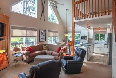 Image de Cozy 4-Br Home Sleeps 10, Fire Pit, 5-Min Walk to Crystal Ski Mountain & Golf