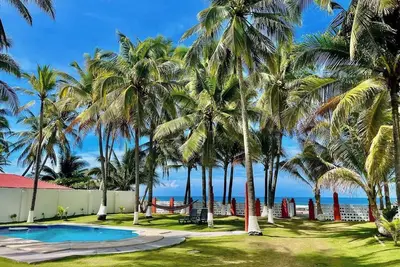 Beachfront 4 bedroom house with WiFi, Ac in La Costa del Sol, El Salvador
