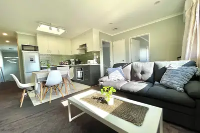 Modern Private 2nd Floor 2bedroom 2 bathroom home unit